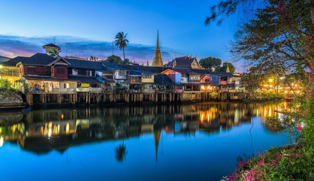尖竹汶河畔老社区的木屋与水面夜景