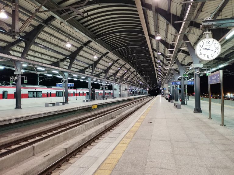 红线从廊曼机场开向阿皮瓦，进城仍要留一次换乘