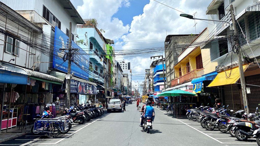 合艾尼帕乌提路两侧店屋、摩托车、街摊与行驶车辆
