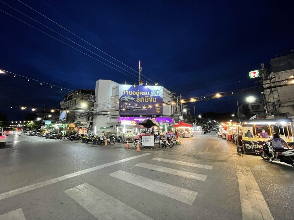 泰国夜市步行逛摊场景示意