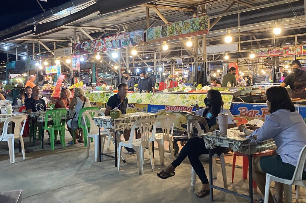 泰国普吉夜市食物摊位场景示意