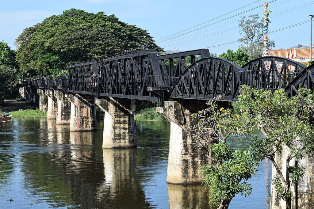 从游客广场方向眺望桂河大桥全貌，钢架结构横跨桂河