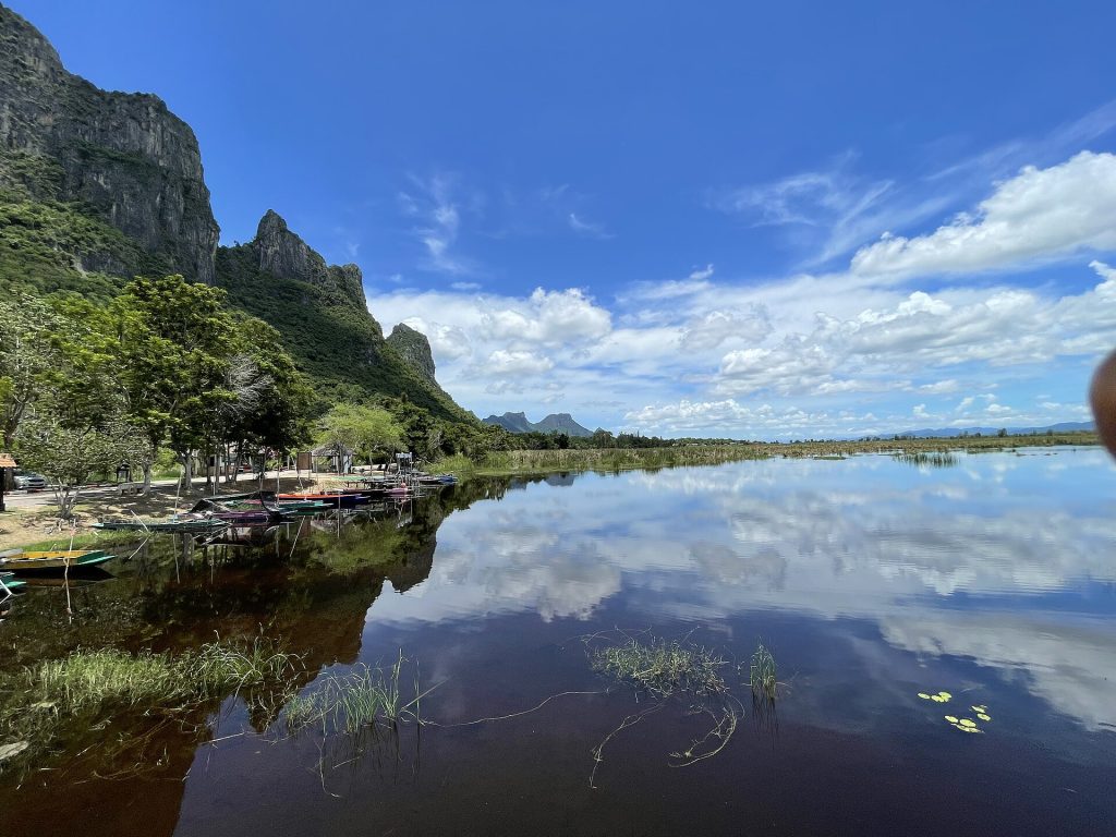 考三百峰湿地水面与岸边小船