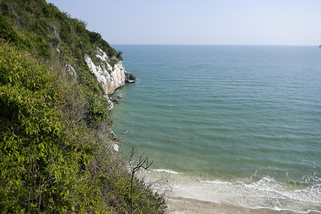 兰沙莱海滩附近的海岸石灰岩与海水