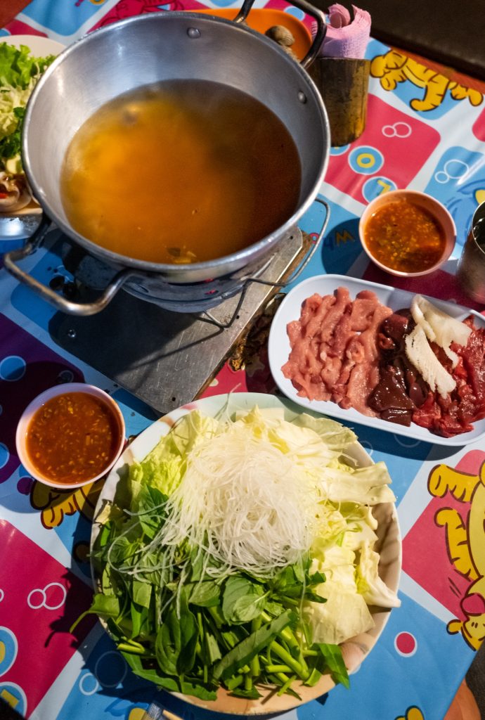 呵叻街边小吃摊食客
