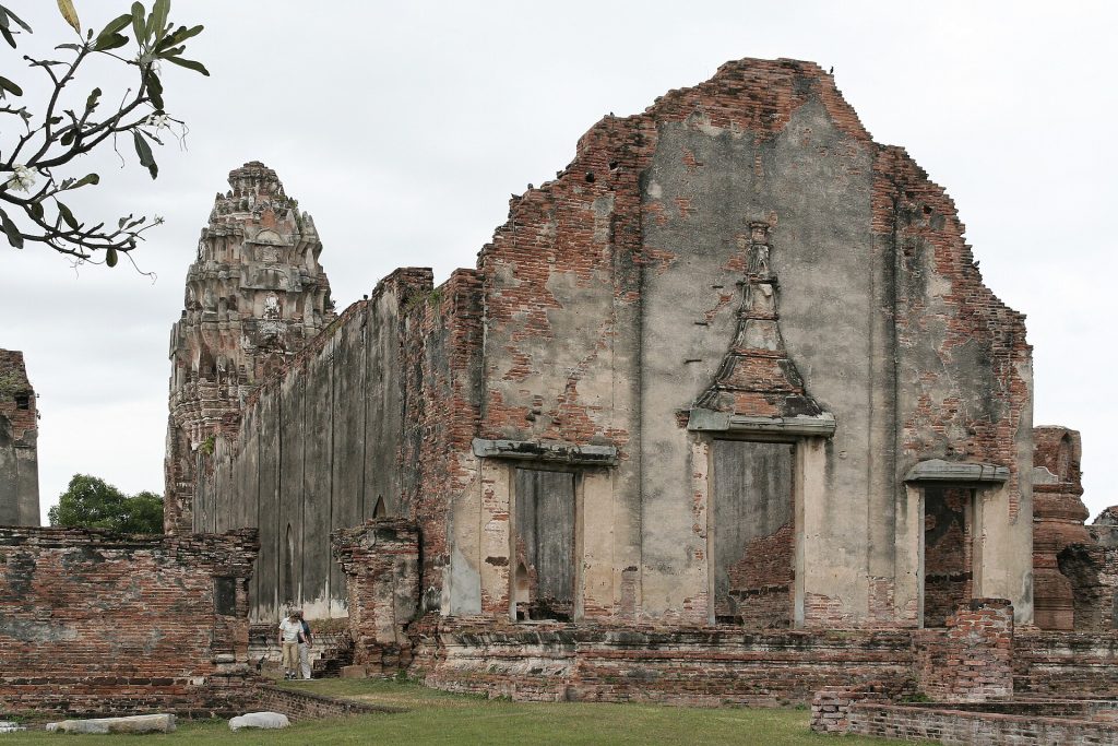 华富里帕席拉达那玛哈泰寺砖墙礼拜堂与后方主塔