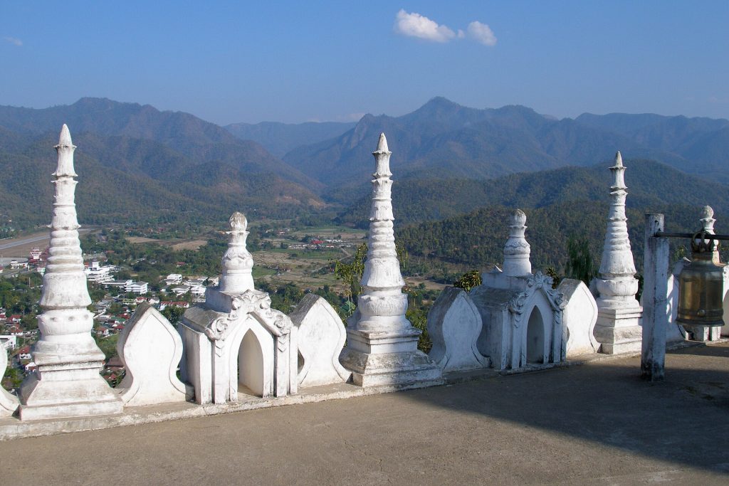 帕塔多伊功穆寺白色尖塔栏墙与湄宏顺山谷全景