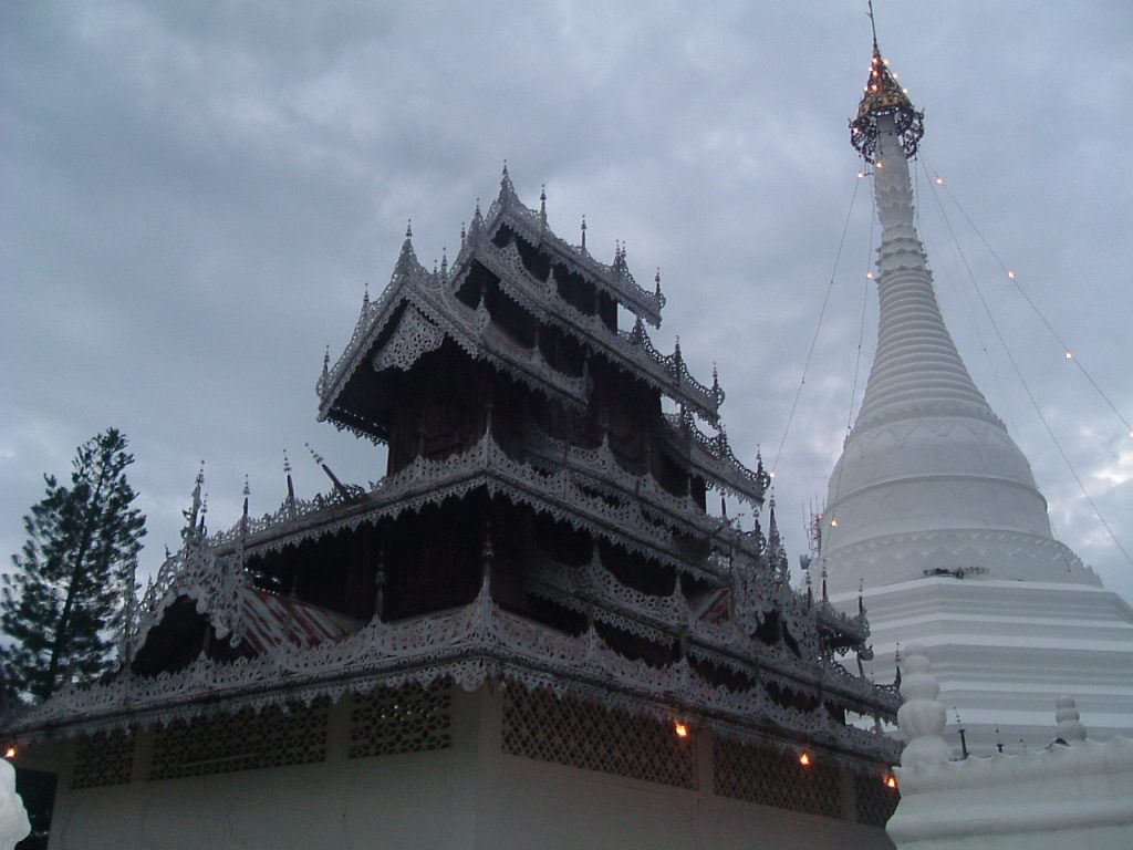 暮色中的帕塔多伊功穆寺木构佛殿与白色佛塔