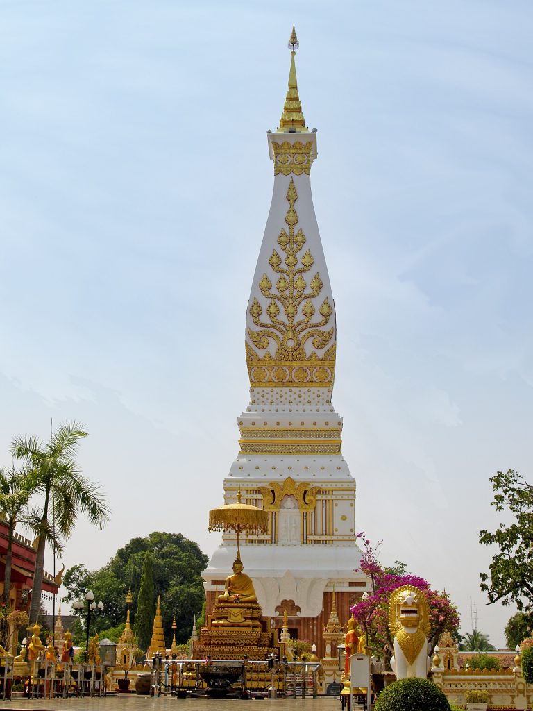 帕塔帕农寺白金色佛塔全景