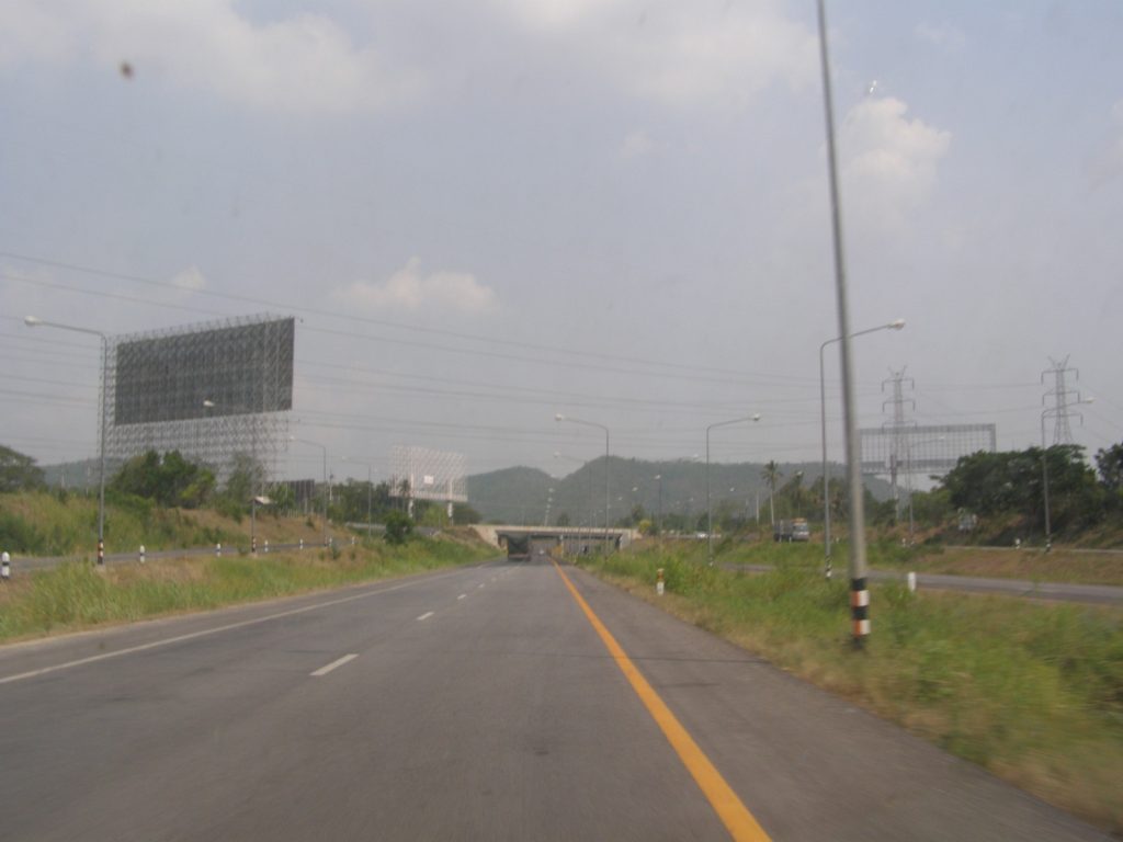 那空沙旺通往帕育奇里方向的道路