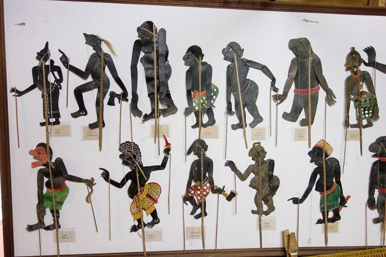 灯一亮,洛坤皮影戏偶才有了声音