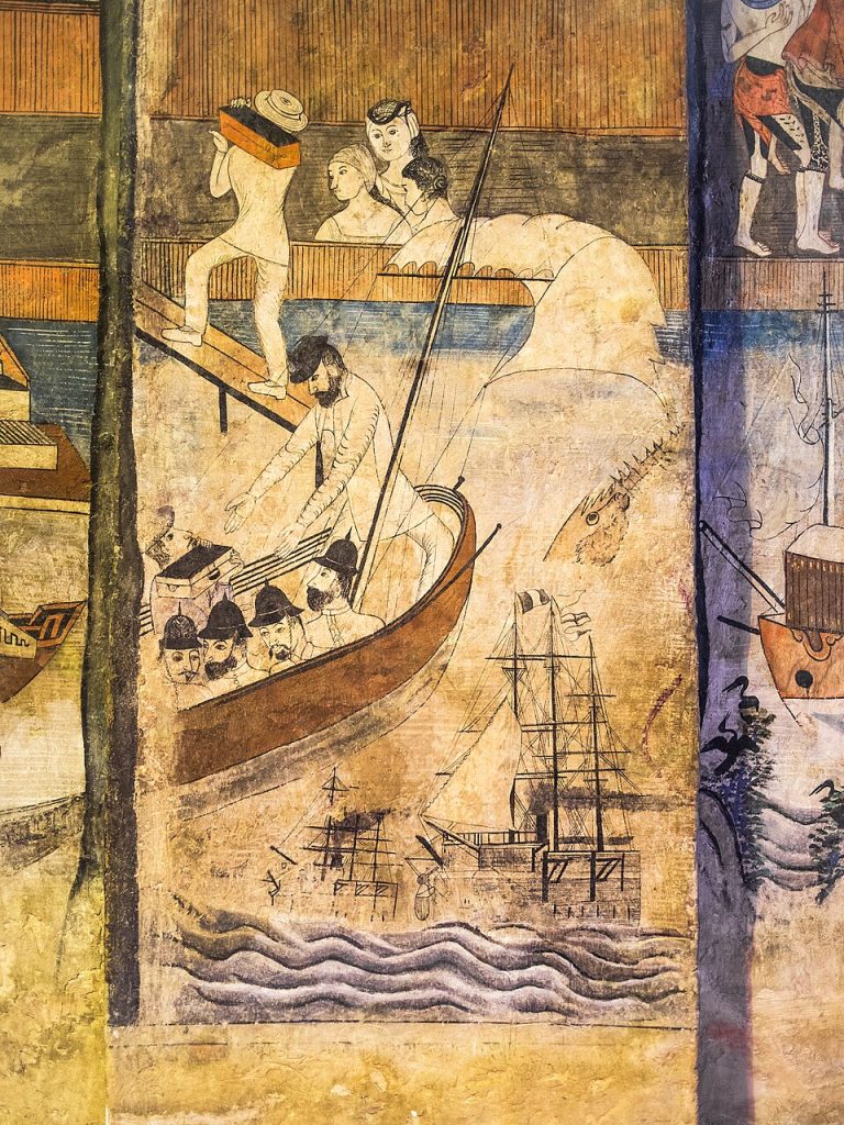 普明寺壁画局部可见木船、蒸汽船桅杆、水波与岸边人物