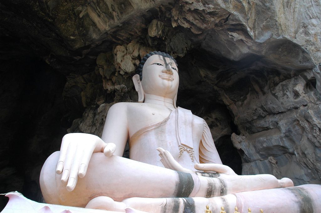 伊拉旺洞内佛像