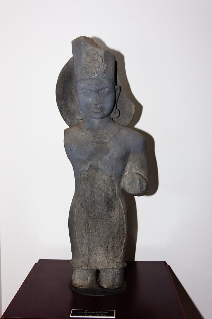 西贴博物馆白墙前的灰色太阳神苏利耶立像复制品