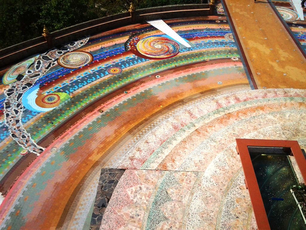 帕颂高寺平台地面与栏边的彩色圆环马赛克