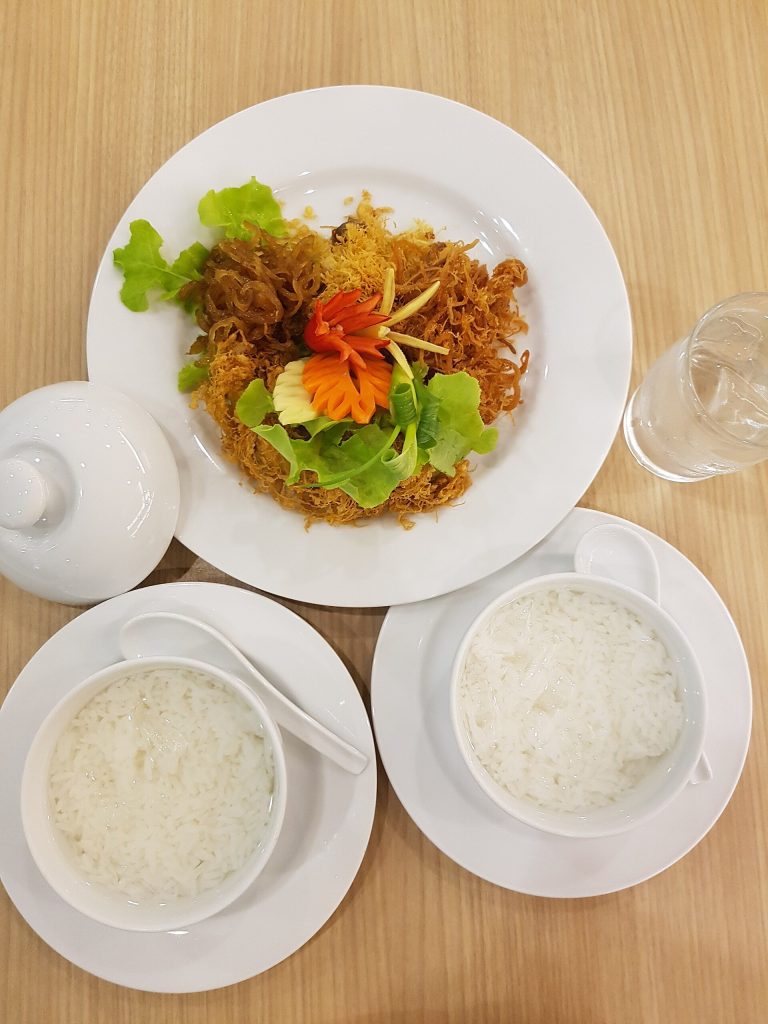俯拍考切套餐可见两只白色冰水饭碗和上方铺满甜咸配菜的圆盘