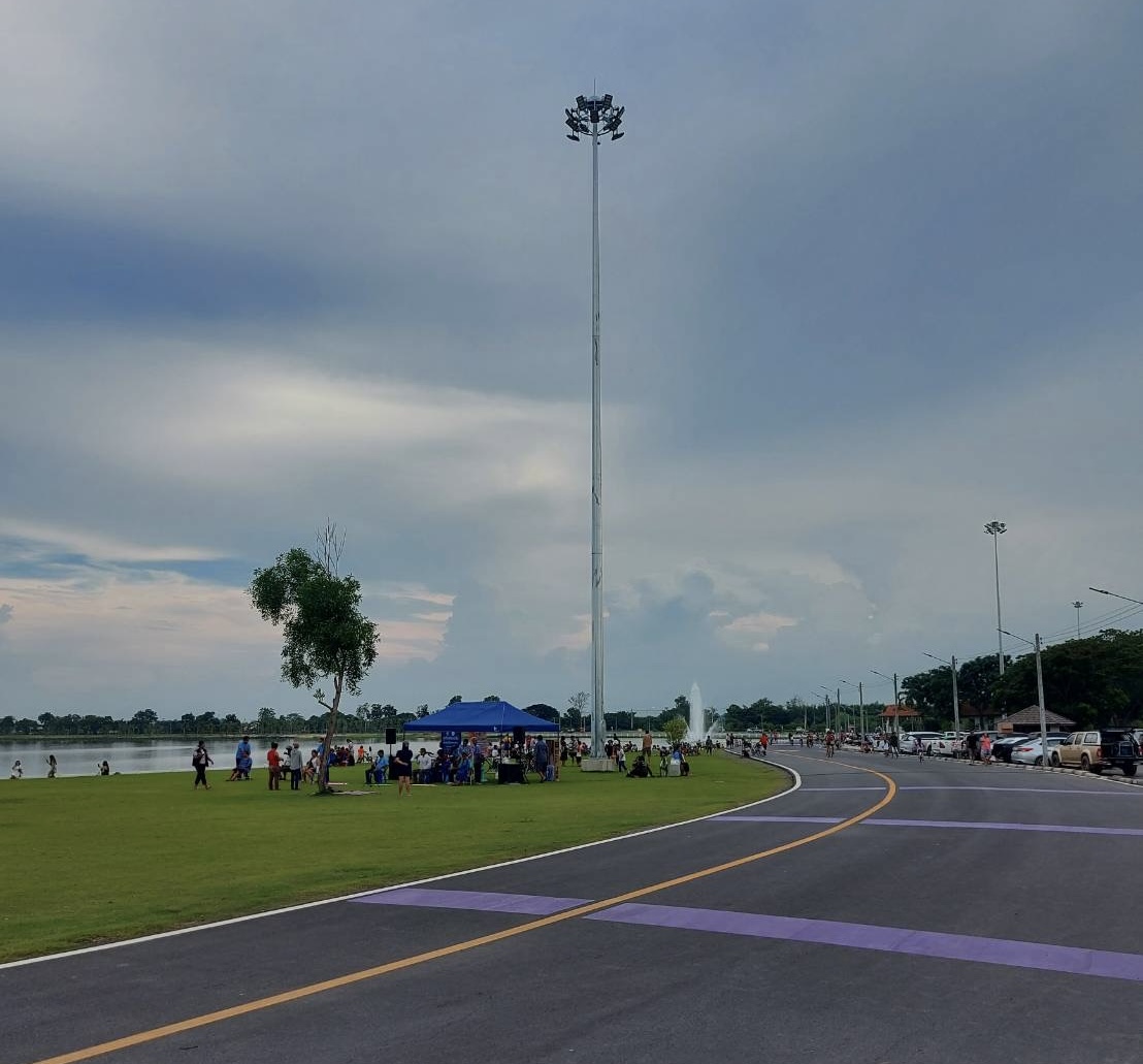 汾湖草地与弧形道路，路面有橙色线和紫色横带