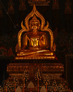 披集塔銮寺的Luang Pho Phet佛像