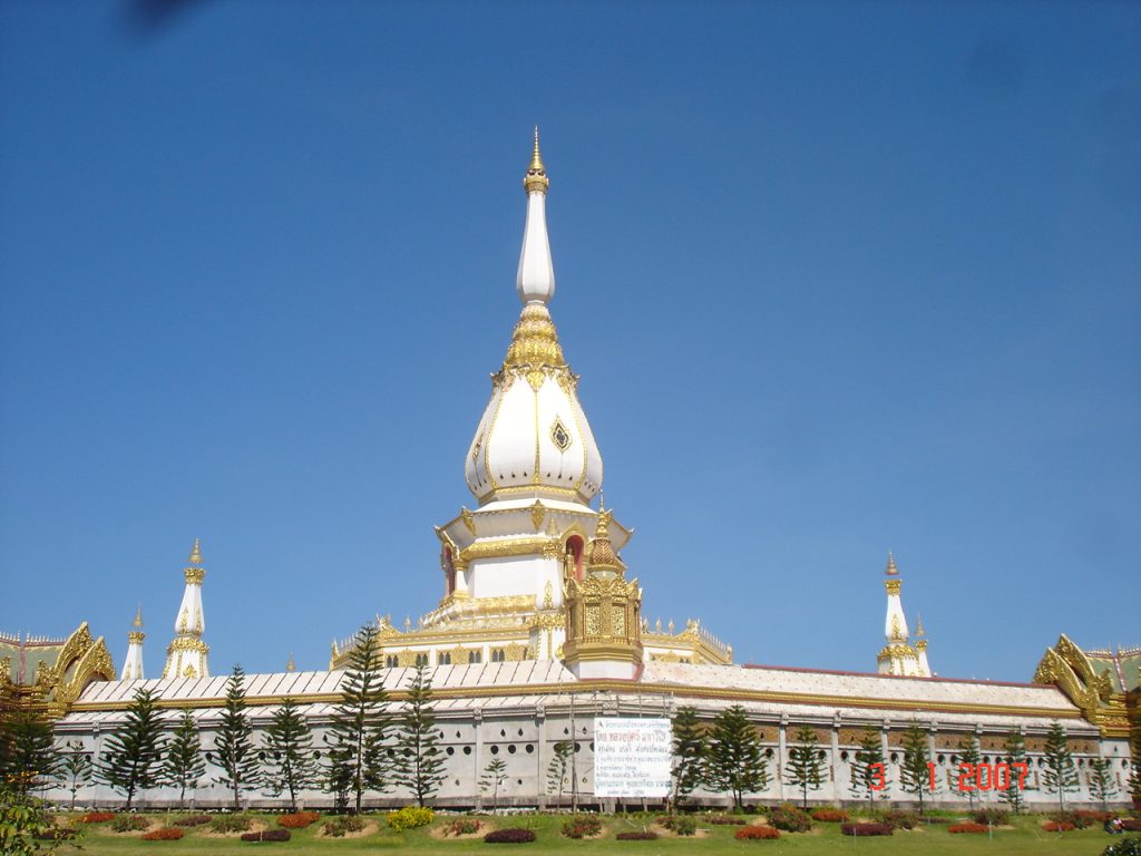 帕玛哈切迪猜蒙空白色中央塔与两侧小塔正面全景