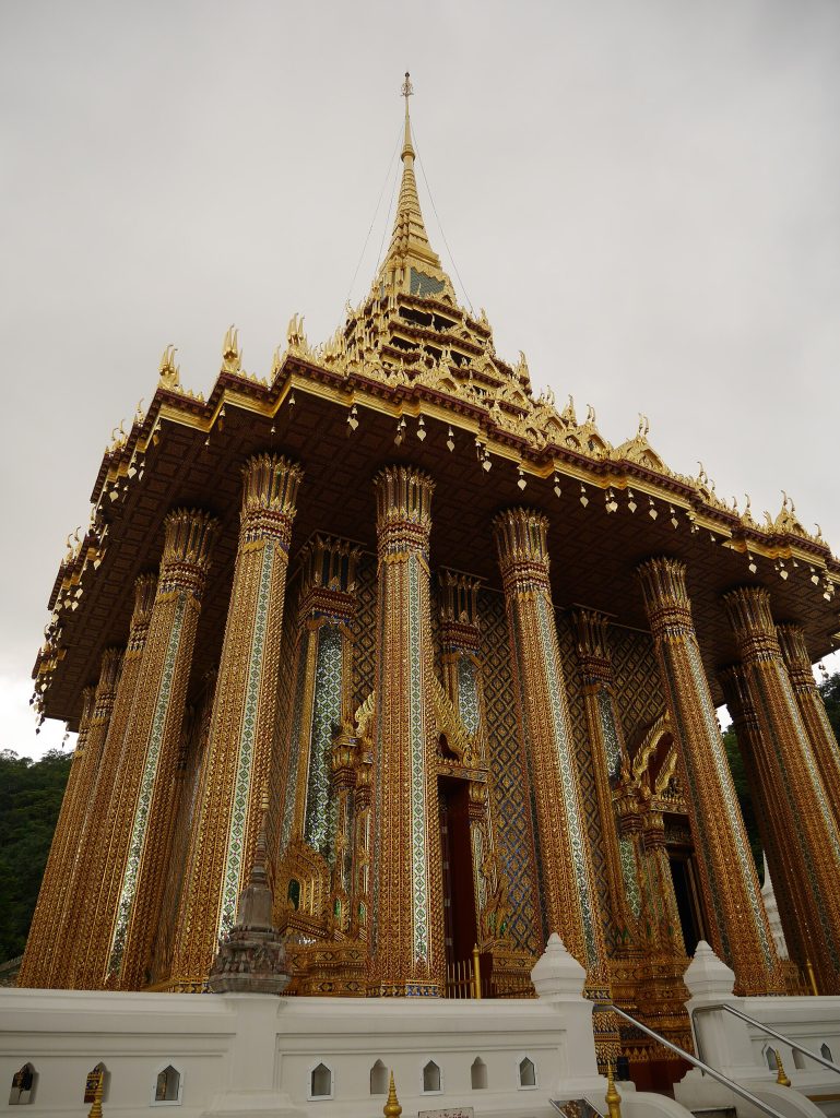帕普塔巴佛足寺蒙多普金色柱廊与层叠尖顶近景