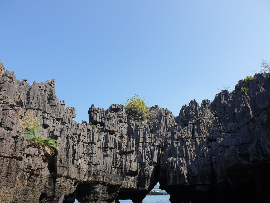 千峰石堡环形空间内布满沟槽与尖脊的深灰色石灰岩岩壁
