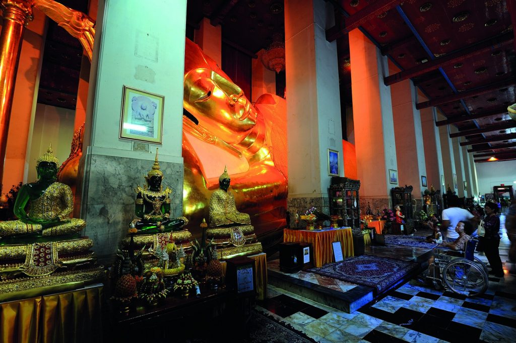 查克西卧佛寺殿内金色卧佛、白色立柱与供奉区