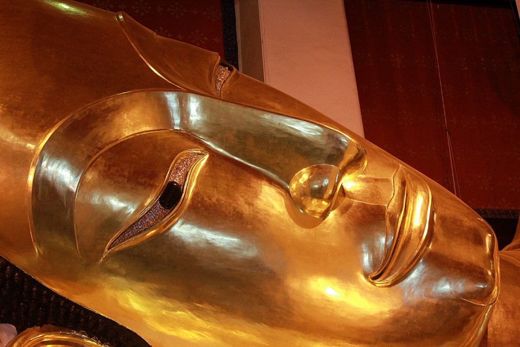 查克西卧佛寺金色卧佛面部与眼部镶饰近景