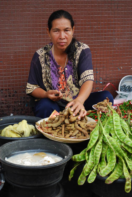合艾市场摊贩展示豆类与新鲜食材