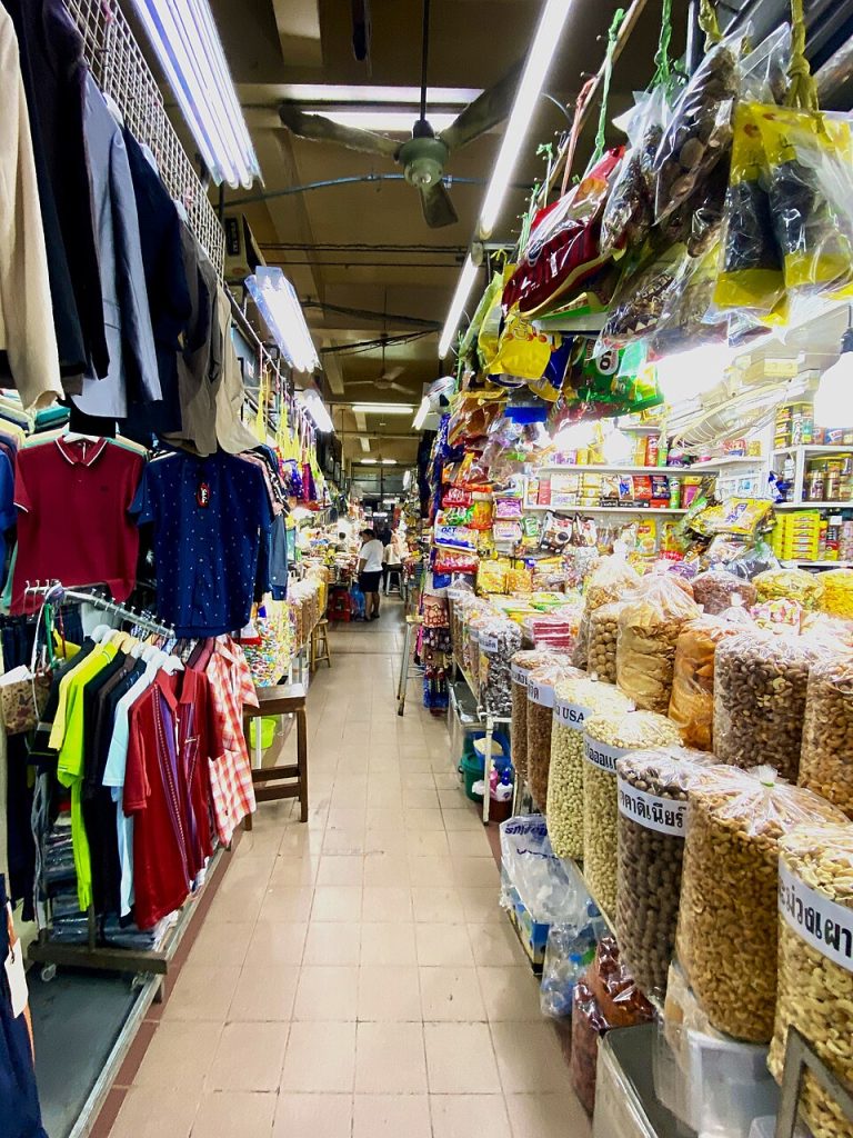 合艾金永市场室内货架上的零食与服装