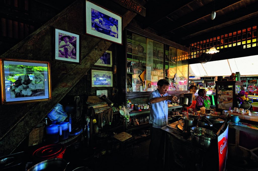 三百峰百年市场木屋店铺外观