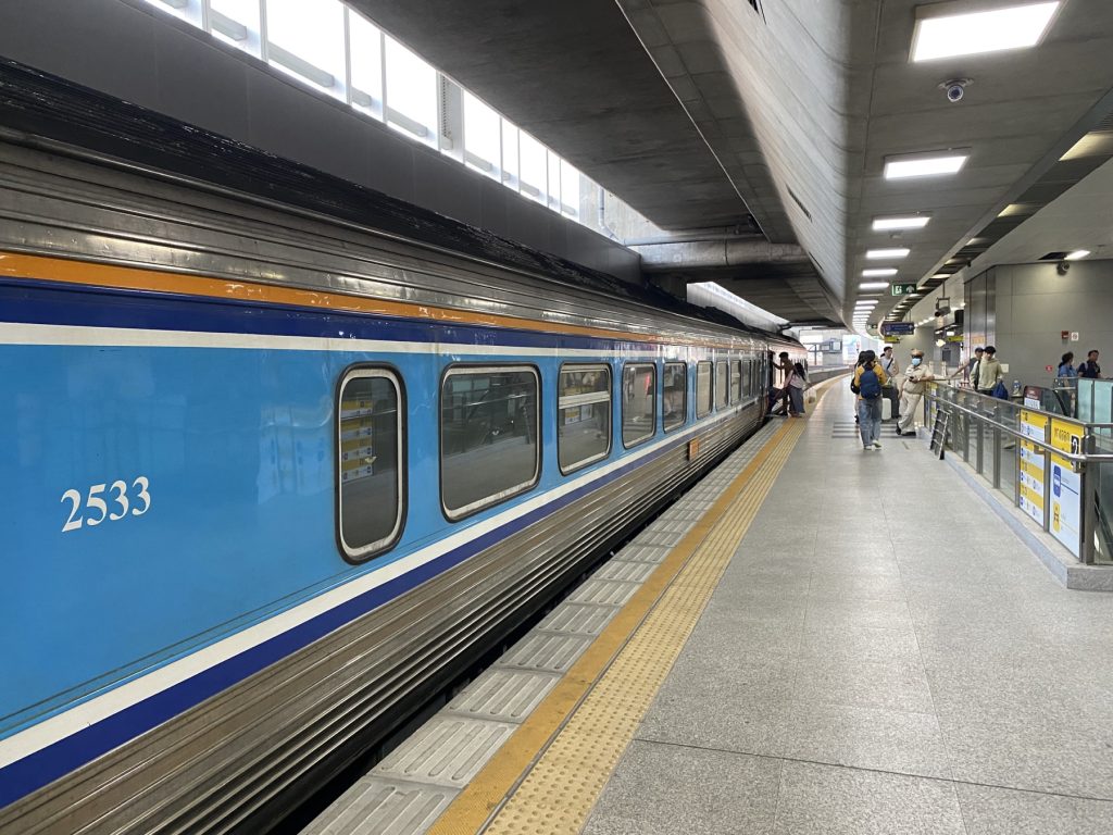 曼谷 Krung Thep Aphiwat 站台旁的泰国特别快车四十次