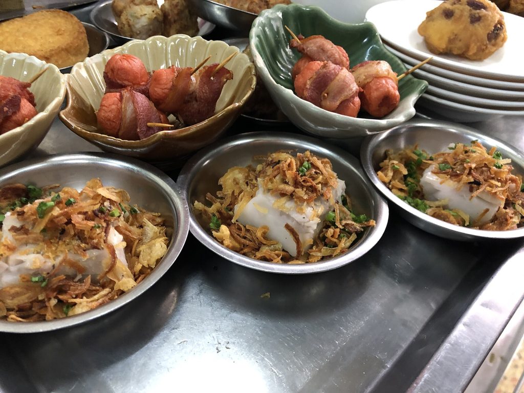金属小碟里的白色米制点心与炸葱配料