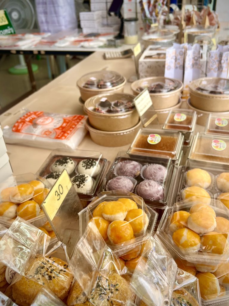 董里店铺柜台上摆放盒装和袋装糕点