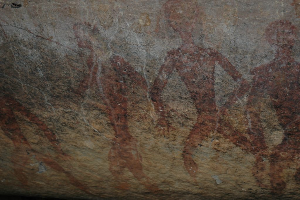 普帕巴特 Tham Khon 岩壁上排列着红色人形岩画