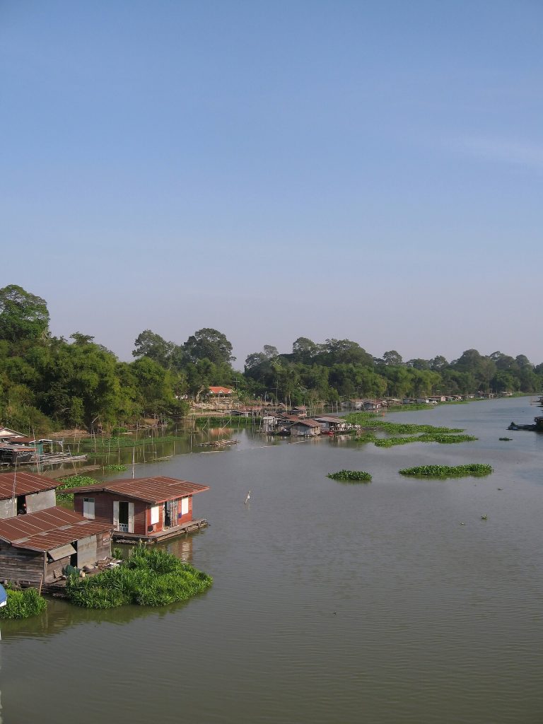 乌泰他尼沙缴甘河上的水上住宅与河岸绿地