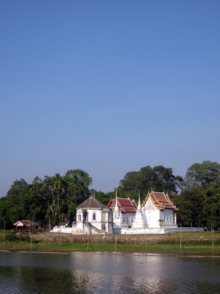 乌泰他尼河畔寺院景观