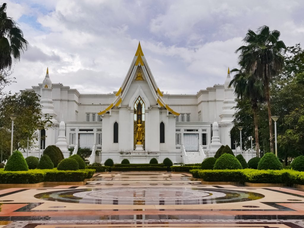塔桑寺庭院尽头的白色泰式建筑，中央入口饰有金色佛像