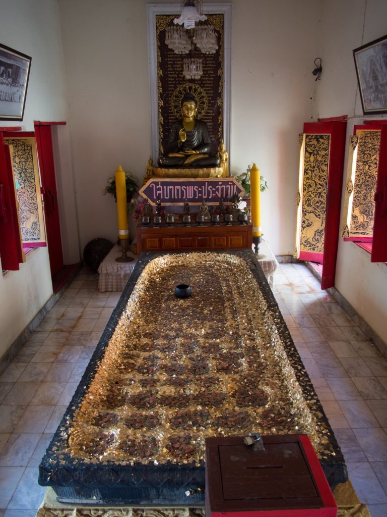 帕坦西拉阿寺室内覆满金箔与硬币的长条形佛足印