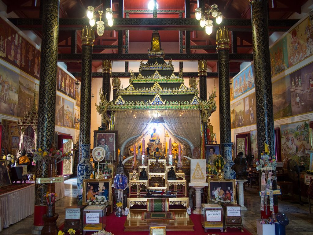 帕坦西拉阿寺佛殿深色立柱壁面图画与中央礼拜区