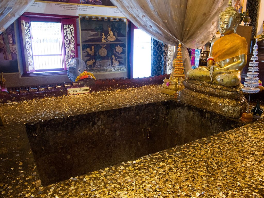 帕坦西拉阿寺佛殿内覆满金箔的矩形投币祈愿凹槽