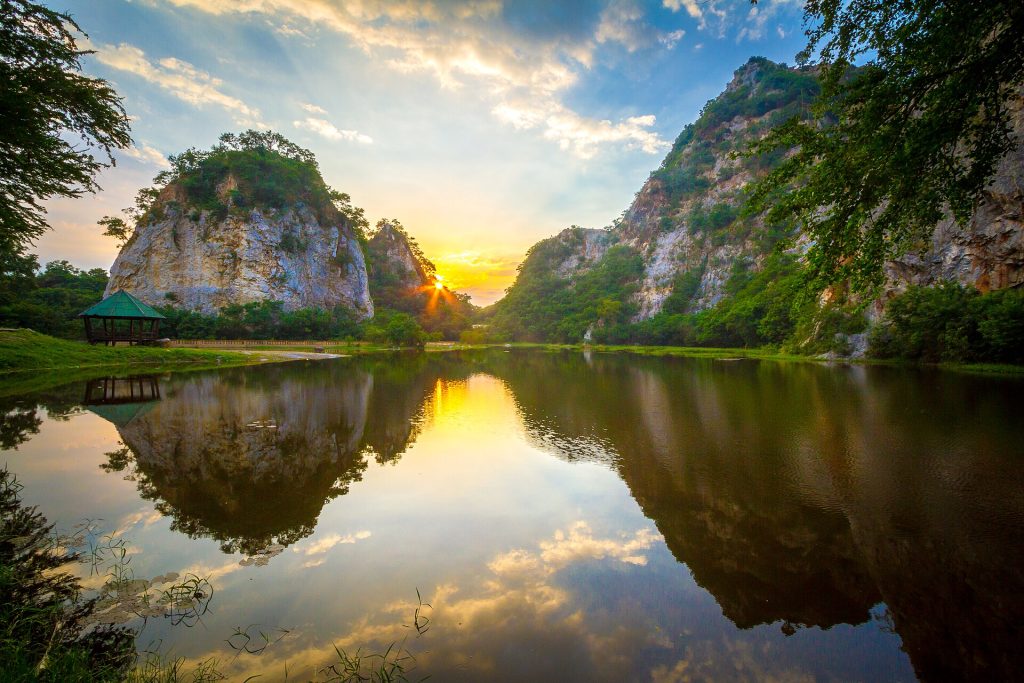 叻丕考蛇石公园岩壁与湖面全景