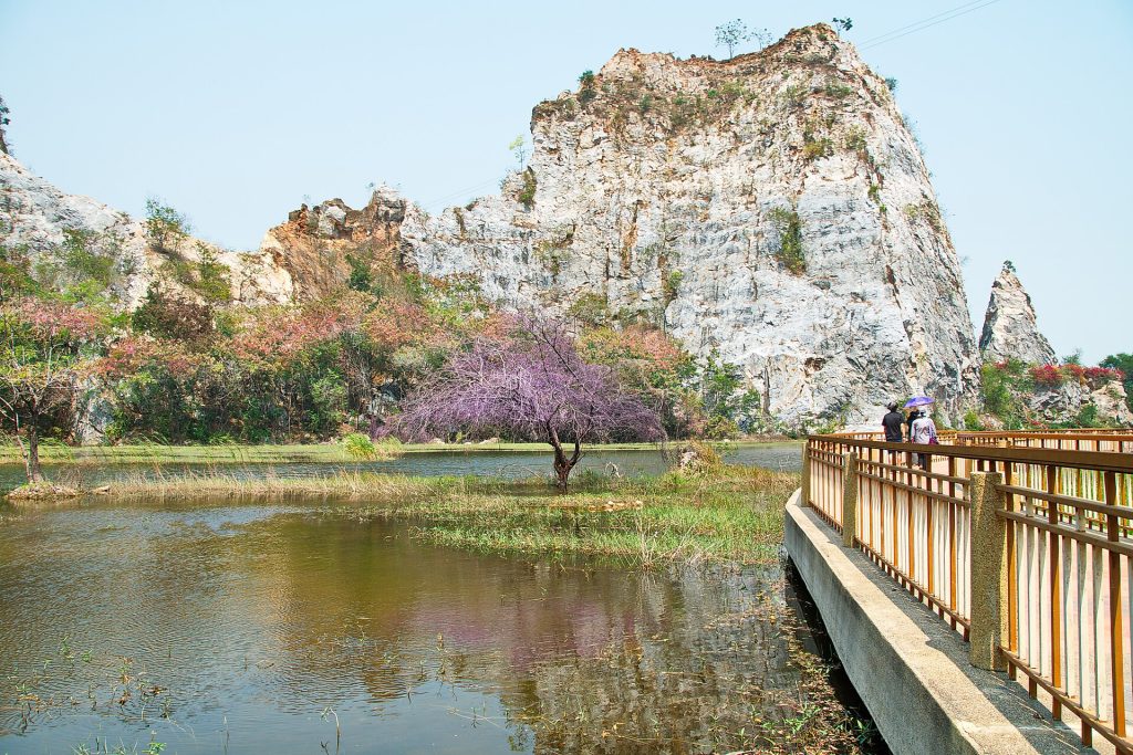 考蛇石公园湖岸与跨水步行桥