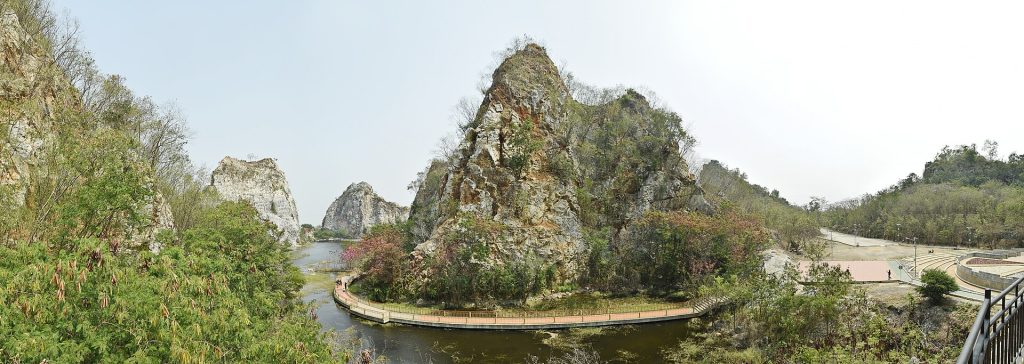 考蛇石公园湖区与岩壁横向全景