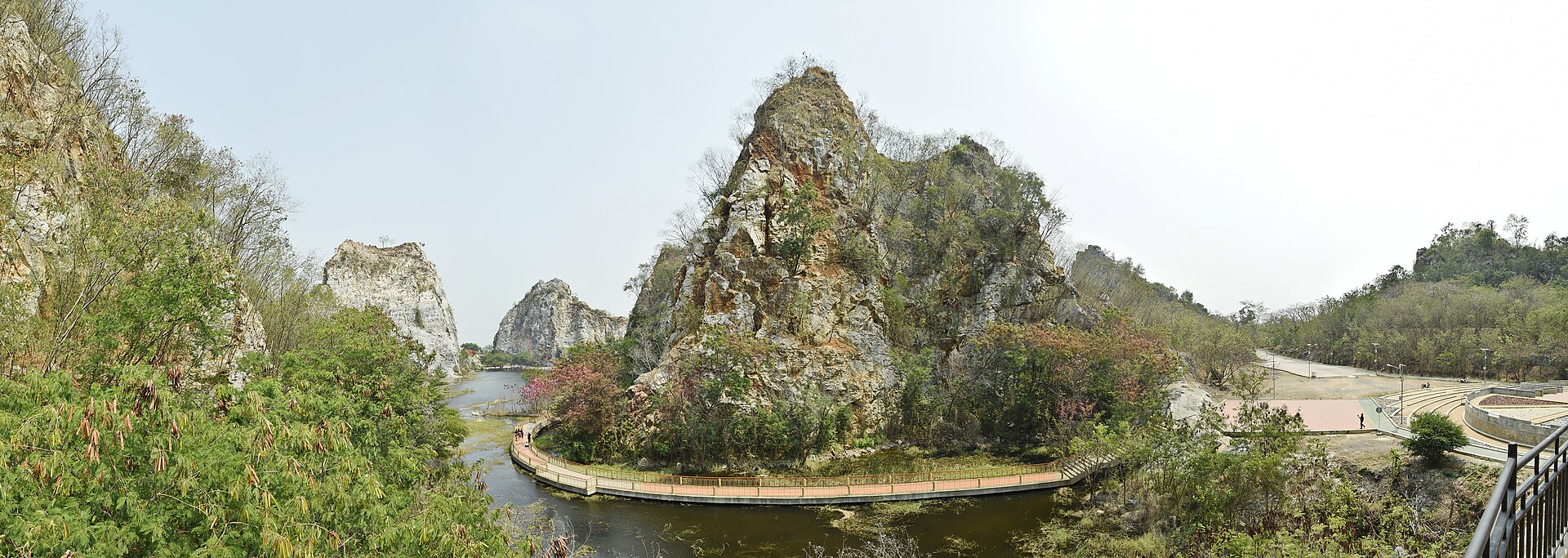 考蛇石公园围绕岩峰的湖岸步道与右侧道路阶梯