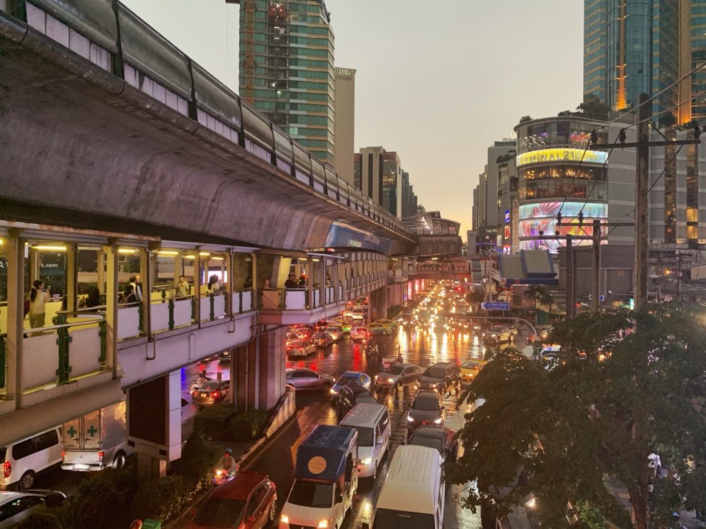曼谷素坤逸住宿 Asok 路口交通