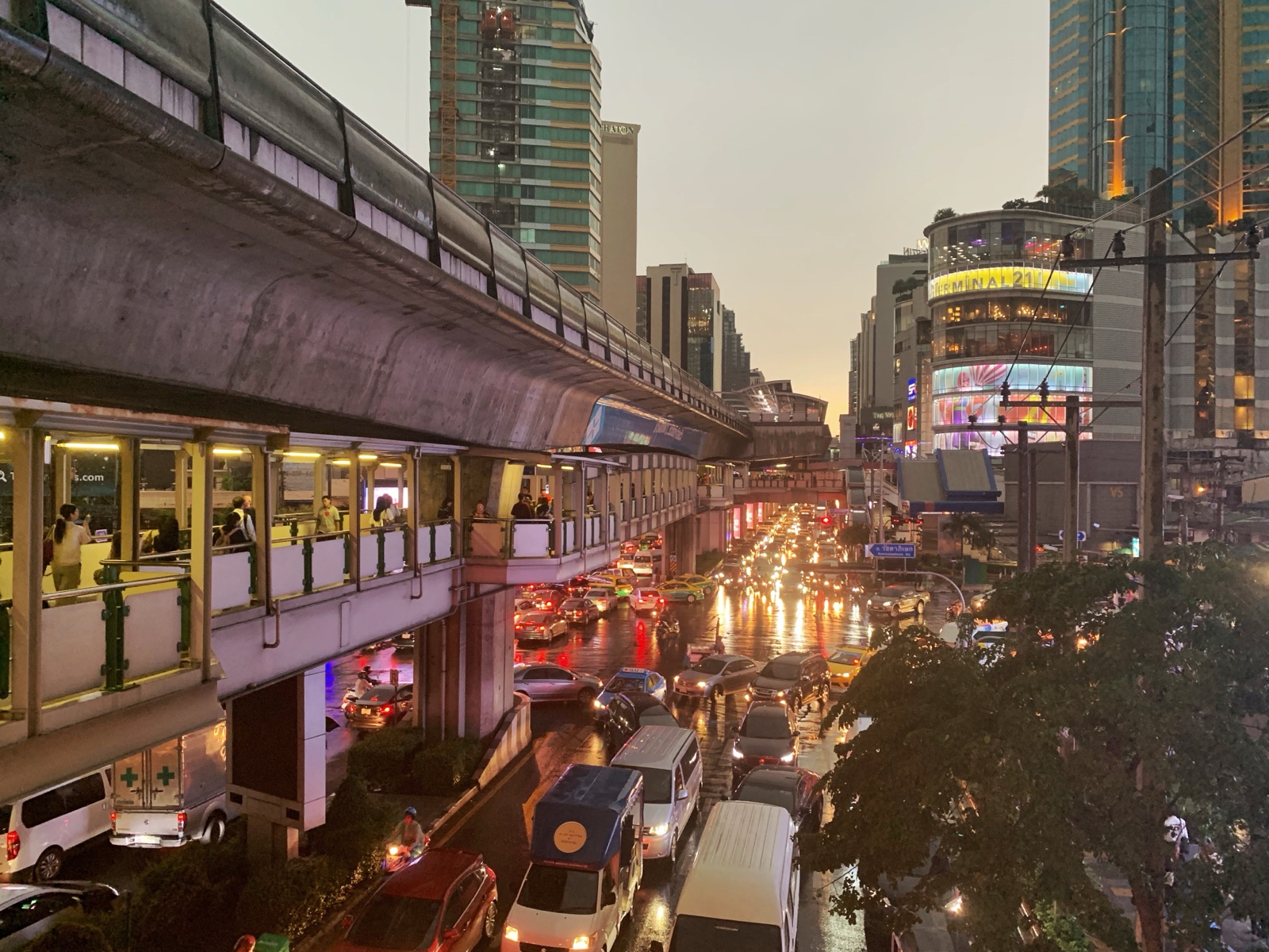 曼谷 Asok 路口、BTS 高架和素坤逸路