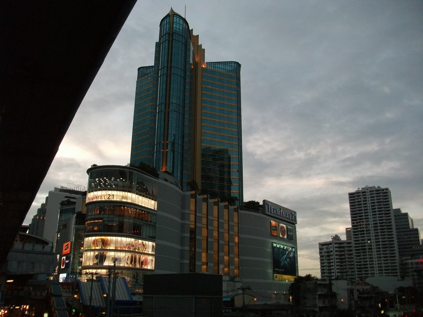 Terminal21买伴手礼 Asok 外观和天桥
