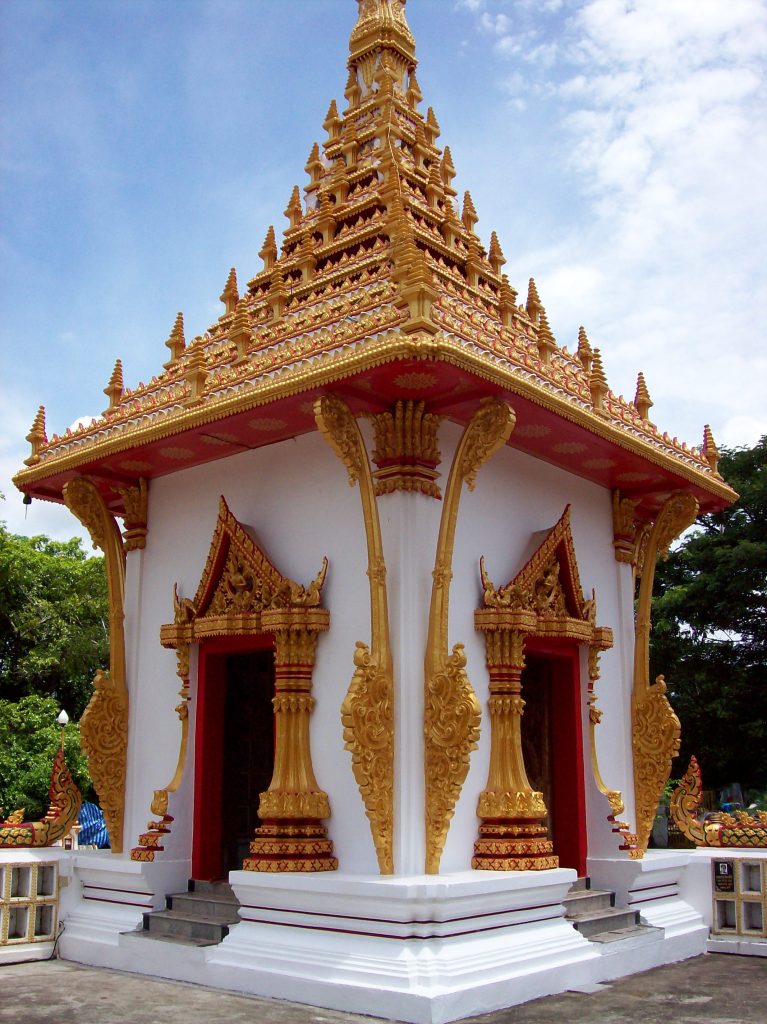 廊莫寺金塔与庭院