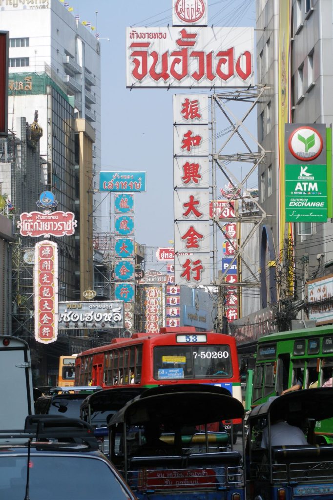 耀华力路 Yaowarat Road 街景、招牌和车流