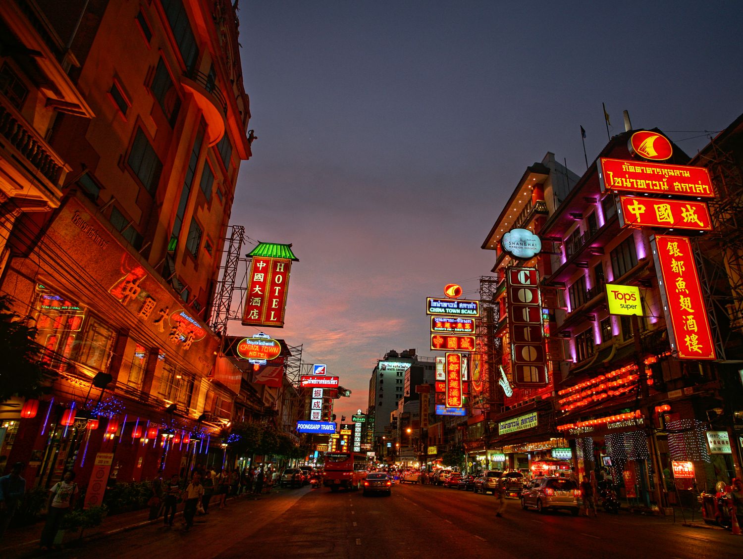 曼谷唐人街 Yaowarat 傍晚蓝调时间街景